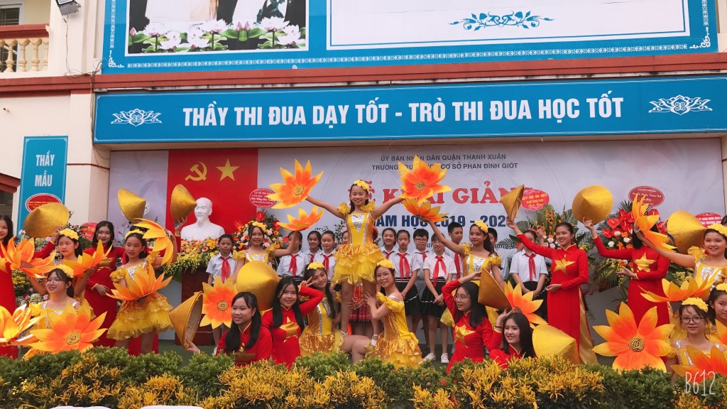 Tiết mục ca nhạc của học sinh trường THCS Phan Đình Giót (Thanh Xuân) nhân ngày Khai giảng (ảnh tư liệu)