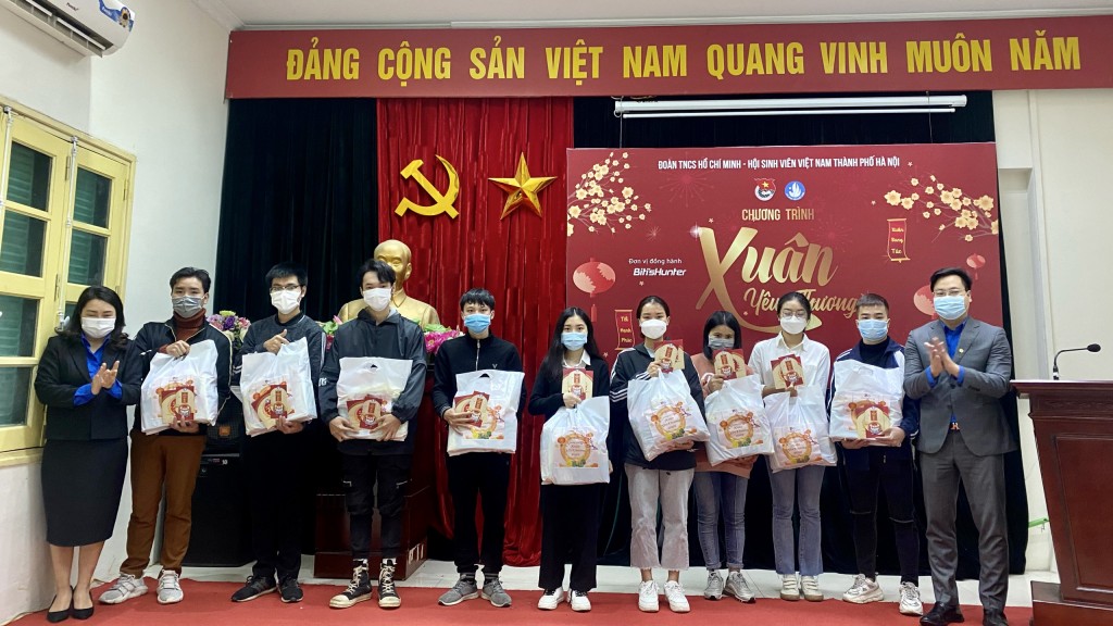 Lãnh đạo Thành đoàn, Hội Sinh viên thành phố Hà Nội trao quà cho sinh viên