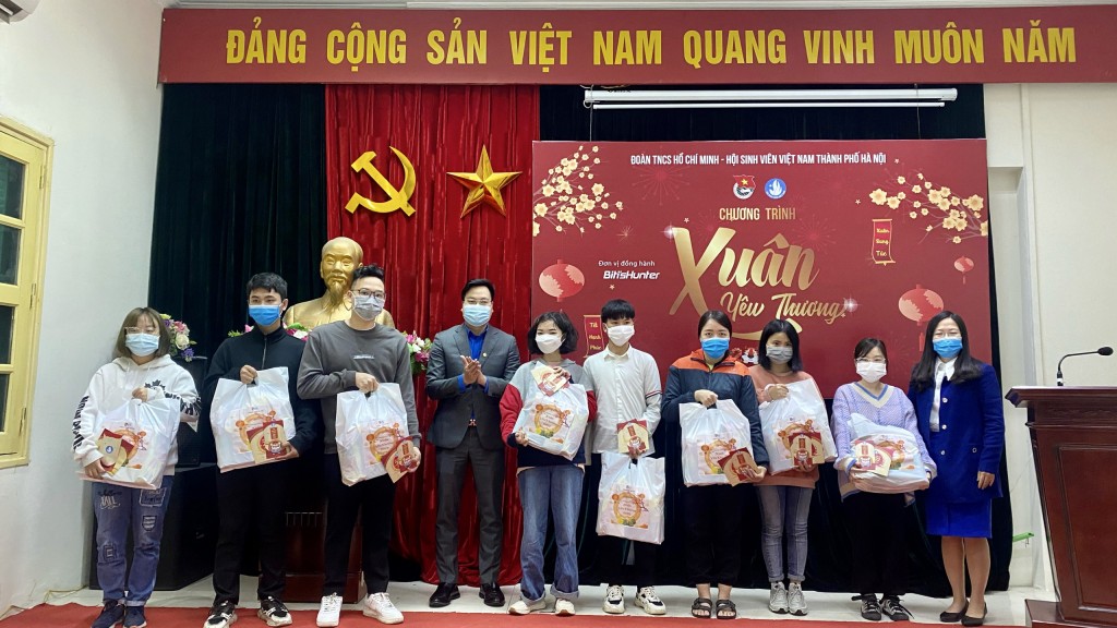 Đồng chí Nguyễn Mai Anh tặng quà tại chương trình