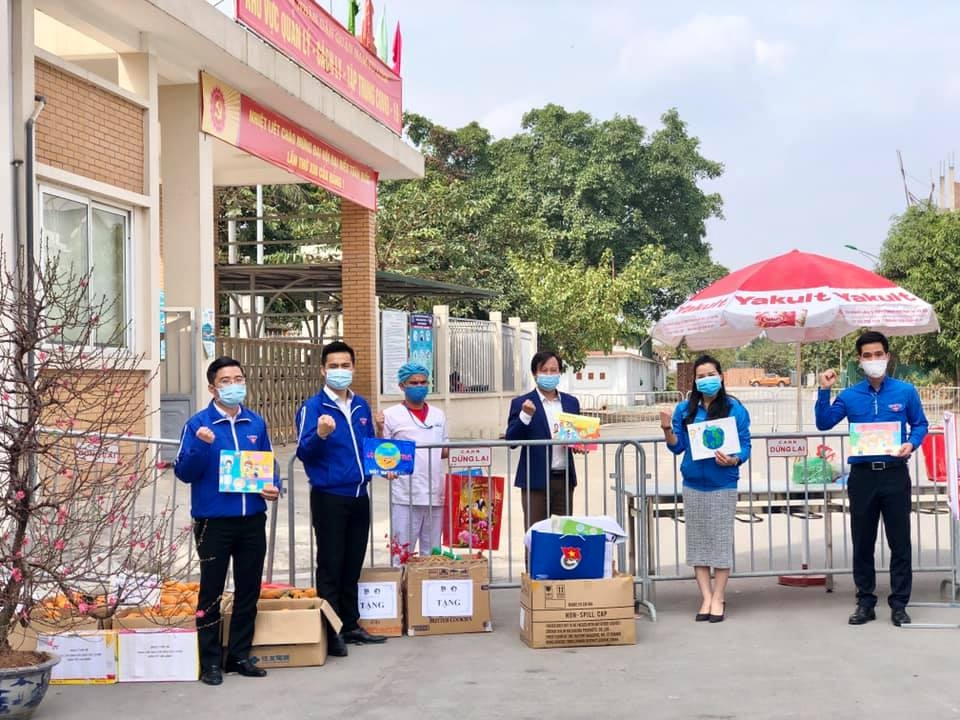  Đại diện Thành đoàn, Hội đồng Đội thành phố Hà Nội gửi tặng các học sinh đang thực hiện cách ly tại trường Tiểu học Xuân Phương