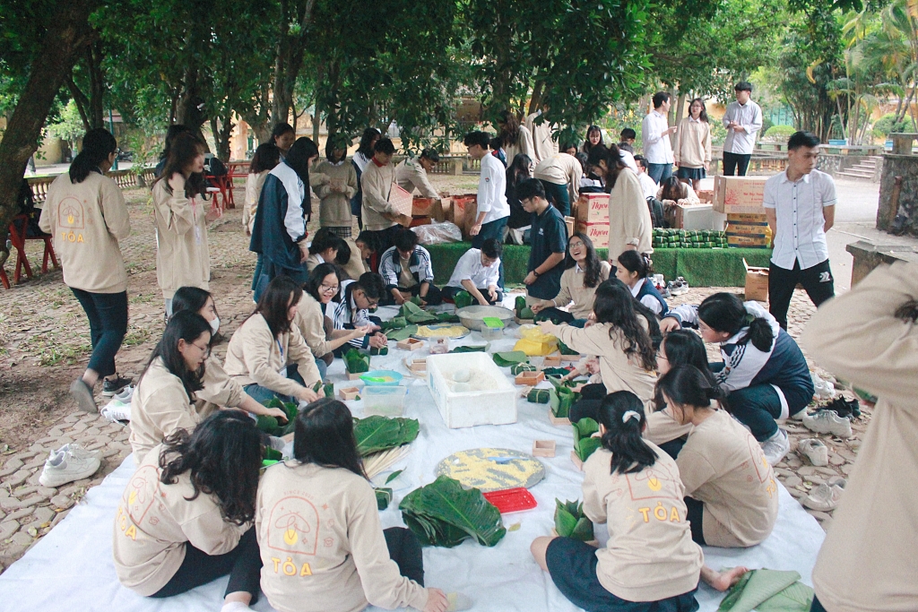 Các học sinh Việt Đức cùng Tỏa project tự tay gọi các tấm bánh chưng