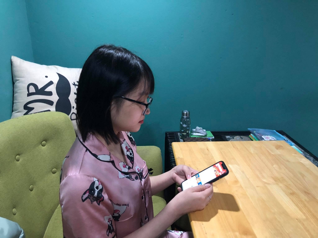 Chị Hoàng Linh lựa chọn các trang thương mại điện tử, website để mua vàng online cho ngày vía Thần Tài