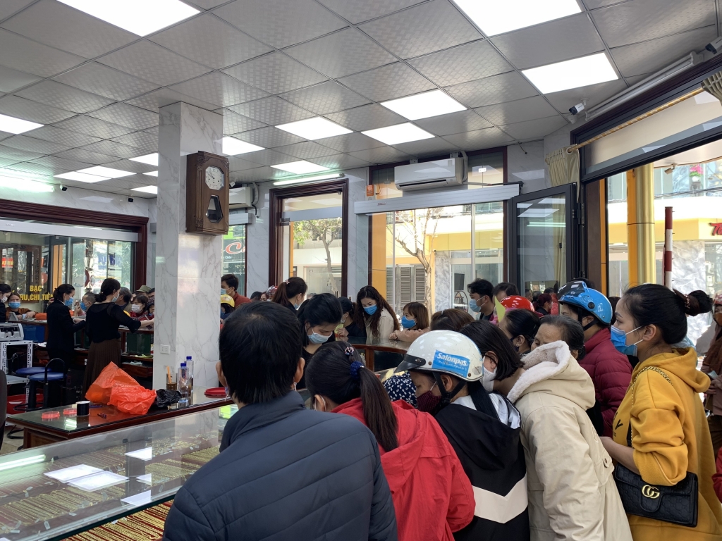 Cảnh tượng đông đúc dễ thấy tại hầu hết các tiệm vàng trên địa bàn thành phố Thái Bình