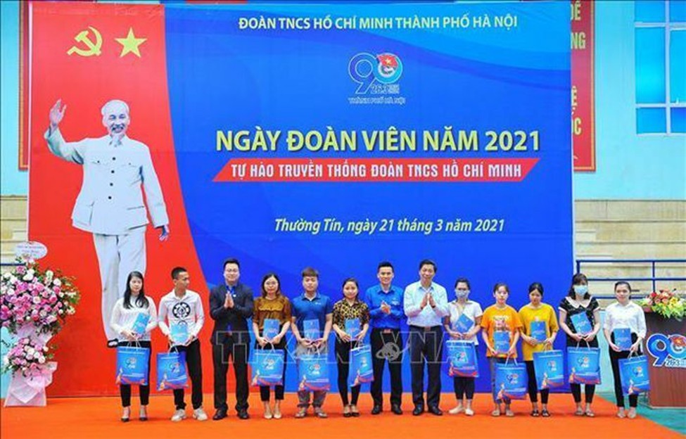 Ban tổ chức tặng quà thiếu nhi và thanh niên công nhân