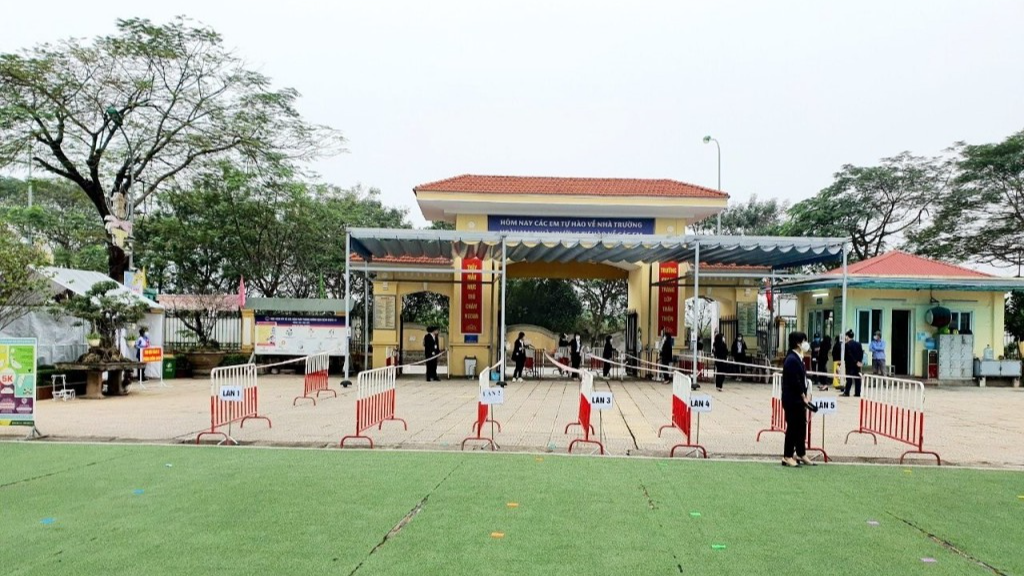 Các trường học tại huyện Thanh Trì phân luồng đón học sinh tại cổng