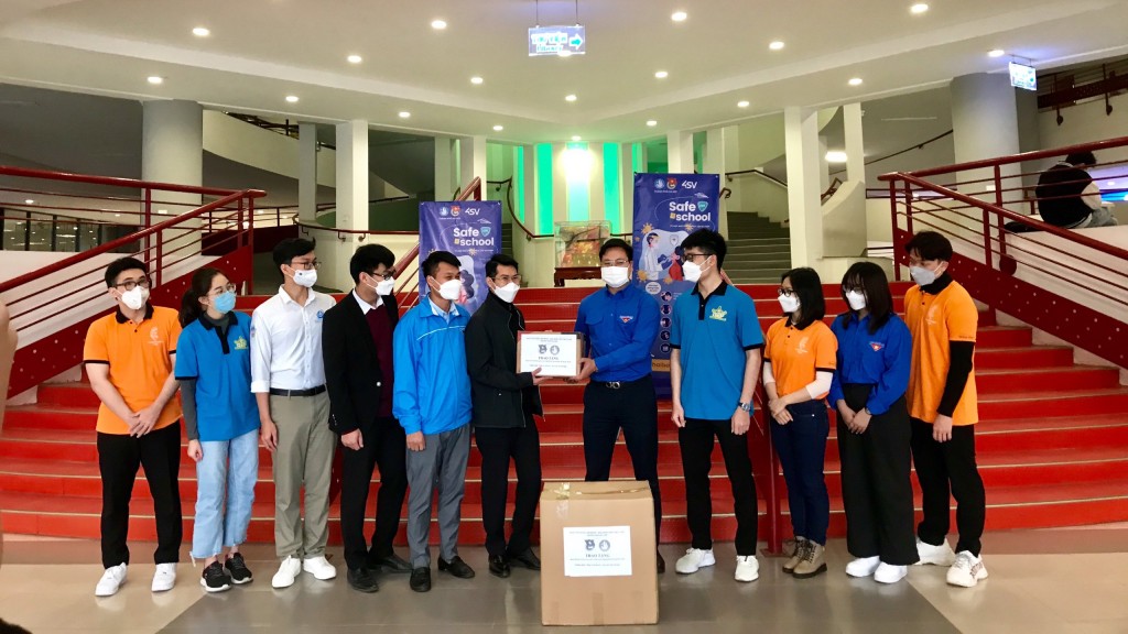 Đồng chí Trần Quang Hưng tặng quà cho các bạn sinh viên trường Đại học Kinh tế Quốc dân