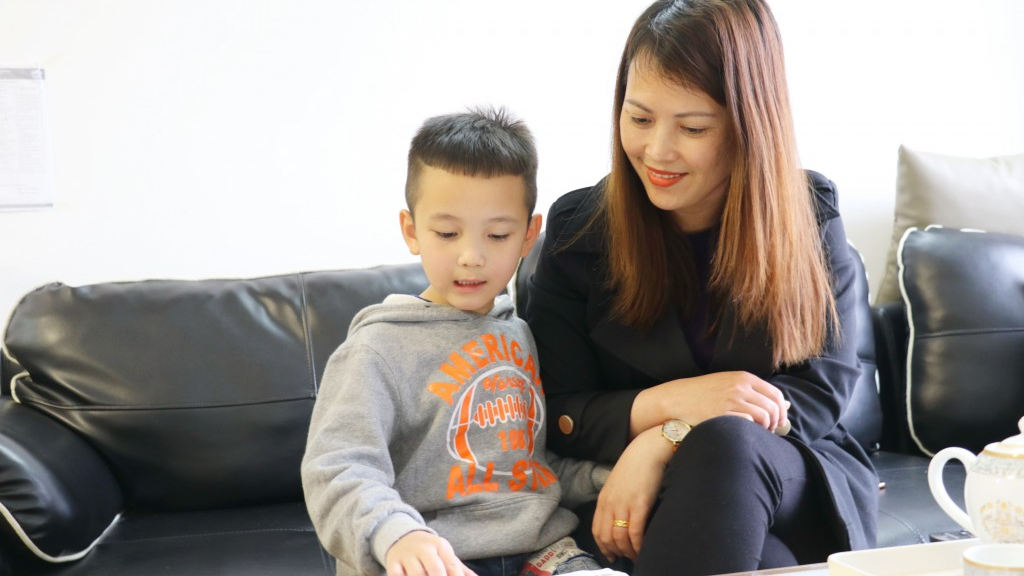 Chị Đậu Thị Hương hướng dẫn con trai Nhật Anh làm bài tập