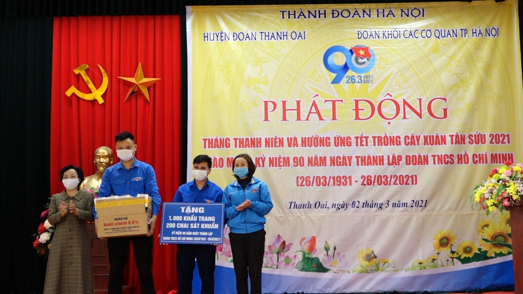 Huyện đoàn trao tặng 1.000 chiếc khẩu trang và 200 chai nước sát khuẩn tay tới người dân trên địa bàn xã Thanh Mai