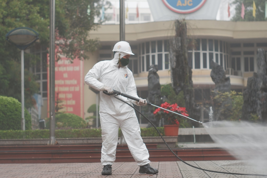 Học viện Báo chí và Tuyên truyền thực hiện phun khử khuẩn cho ngày học tập trung sắp tới
