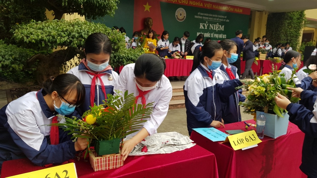 Các em học sinh chăm chú, cẩn thận để tạo nên những tác phẩm dự thi đẹp nhất