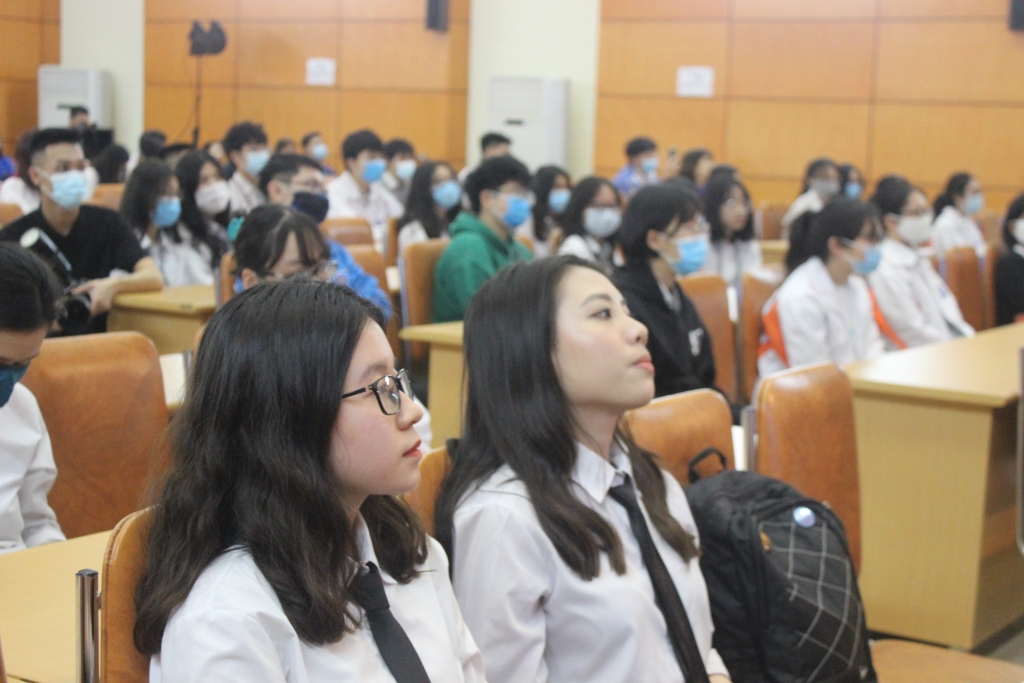 Nguyễn Thu Hà và Nguyễn Trang Ngân - tác giả của đề án Công ty ống hút gạo Ngân Hà trong cuộc thi