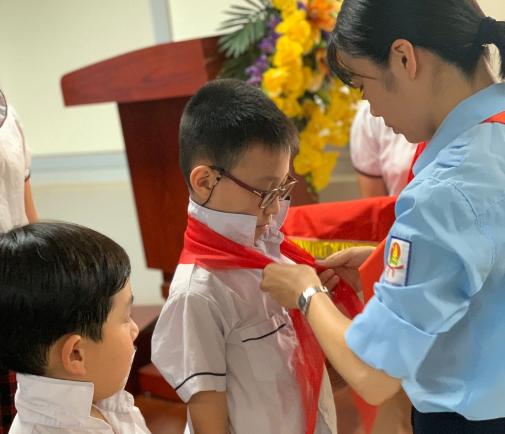 Cô giáo Tổng phụ trách trẻ trung, năng động Nguyễn Thị Thu Trang cần mẫn với công việc