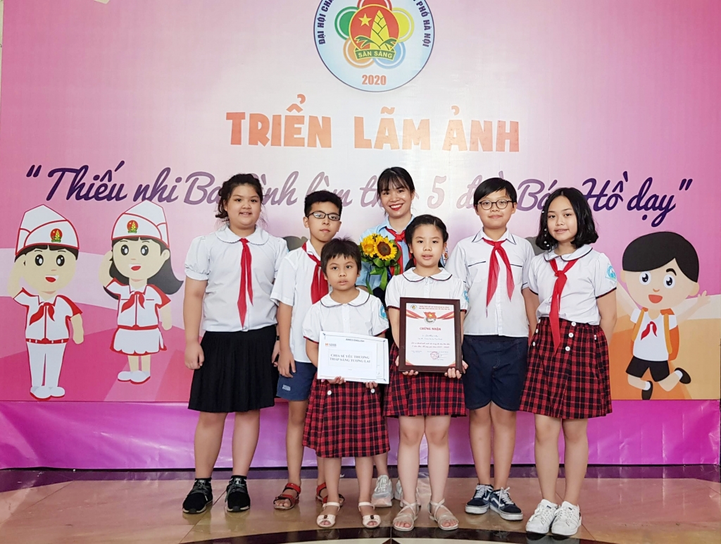 Cô giáo trẻ luôn đồng hành cùng học trò trong các hoạt động ngoại khóa