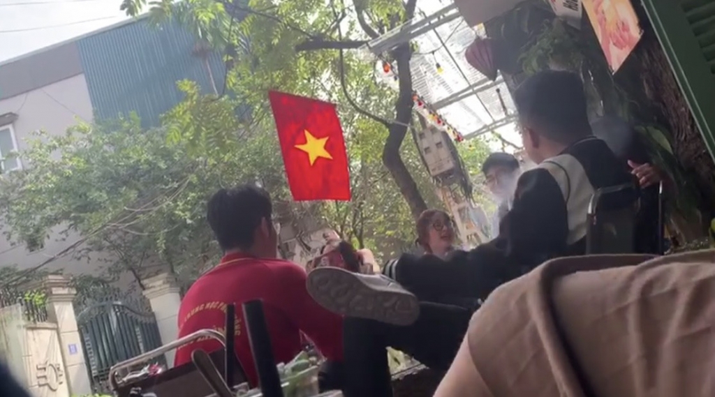 Hình ảnh học sinh túm năm, tụm ba hút thuốc lá điện tử đã không còn xa lạ ở các cổng trường. Ghi nhận tại cổng trường THPT Kim Liênsinh túm năm, tụm ba hút thuốc lá điện tử đã không còn xa lạ ở các cổng trường. Ghi nhận tại cổng trường THPT Kim Liên
