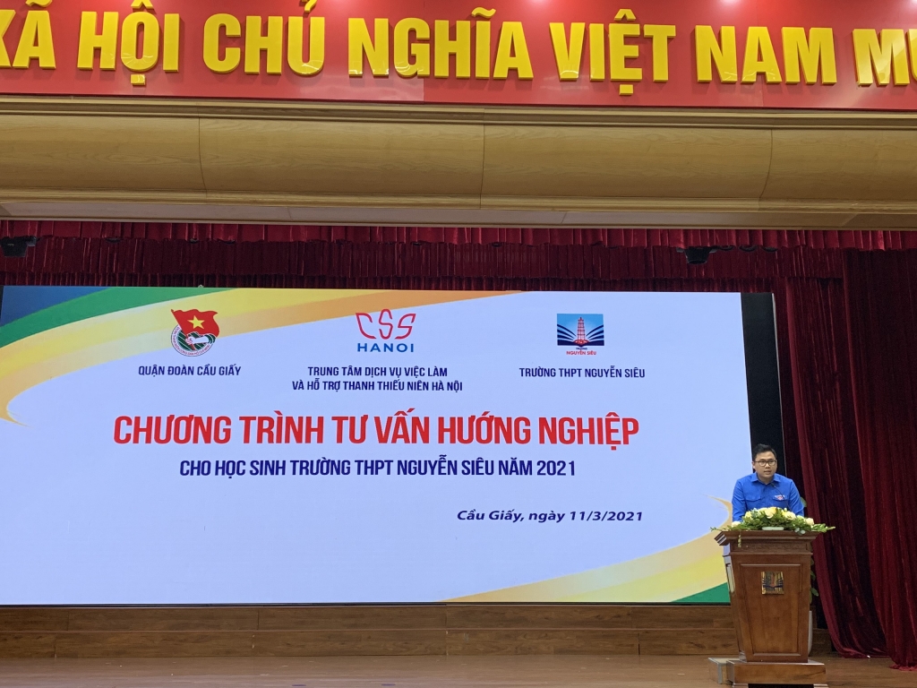 Đồng chí Nguyễn Tuấn Anh - Phó Bí thư Quận đoàn Cầu Giấy phát biểu khai mạc chương trình