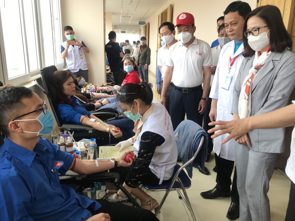 Ông Lê Minh Chuẩn - Bí thư Đảng ủy -  Chủ tịch Hội đồng Thành viên Tập đoàn Công nghiệp Than - Khoáng sản Việt Nam, Lãnh đạo Bệnh viện Than - Khoáng sản tới động viên các bạn trẻ.