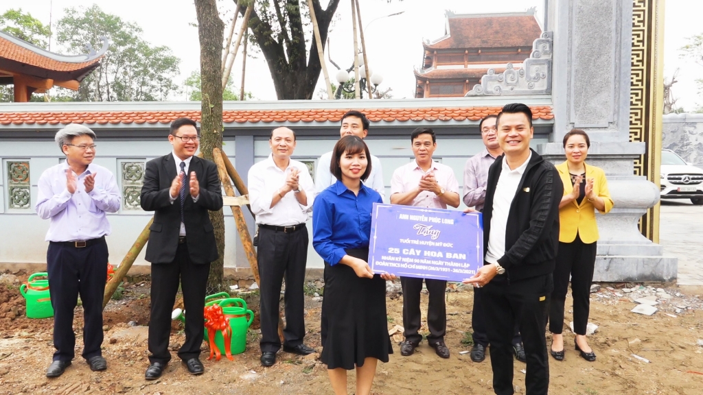 Lãnh đạo huyện Mỹ Đức và đoàn viên thanh niên huyện trồng cây tại Nhà lưu niệm Bác Hồ