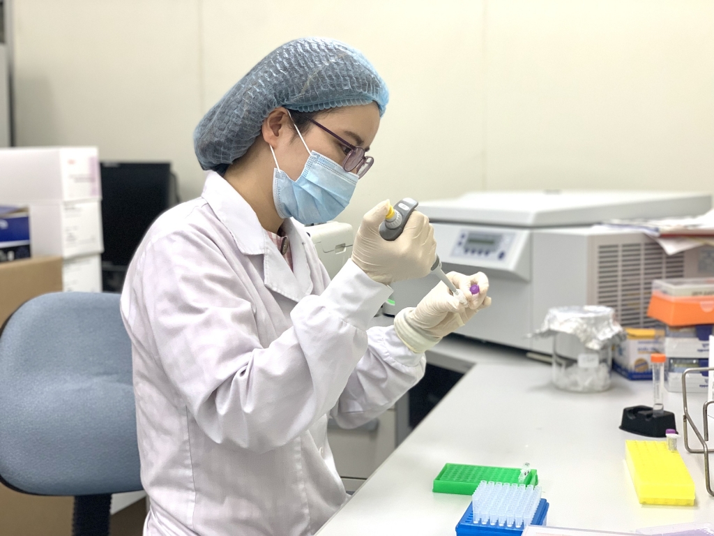 Công việc thường ngày của Nghiên cứu viên Hồng Trang gắn với nhiều loại virus gây bệnh