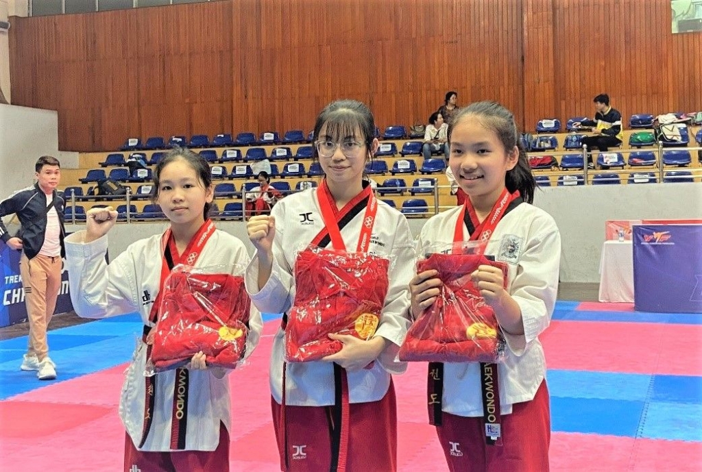 Học sinh Nguyễn Hà Phương ( ngoài cùng bênphải) đạt HCĐ môn Teakwondo cấp Thành phố