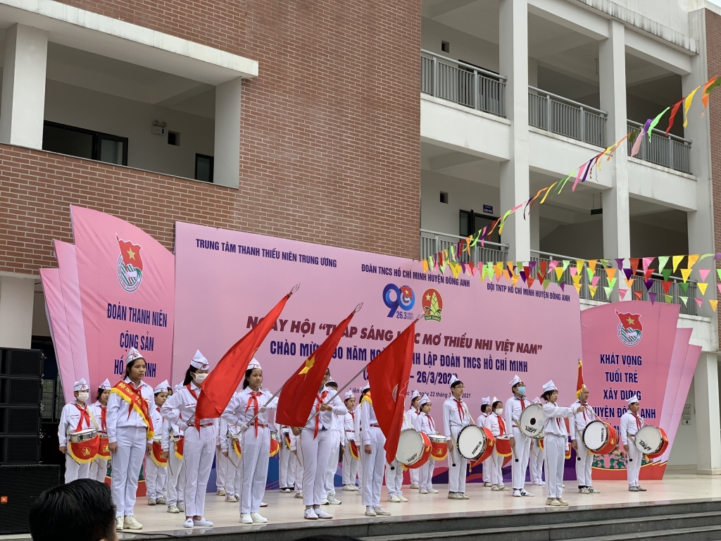 Lễ chào cơ theo nghi thức đội diễn ra vô cùng trang nghiêm Lễ chào cơ theo nghi thức đội diễn ra vô cùng trang nghiêm