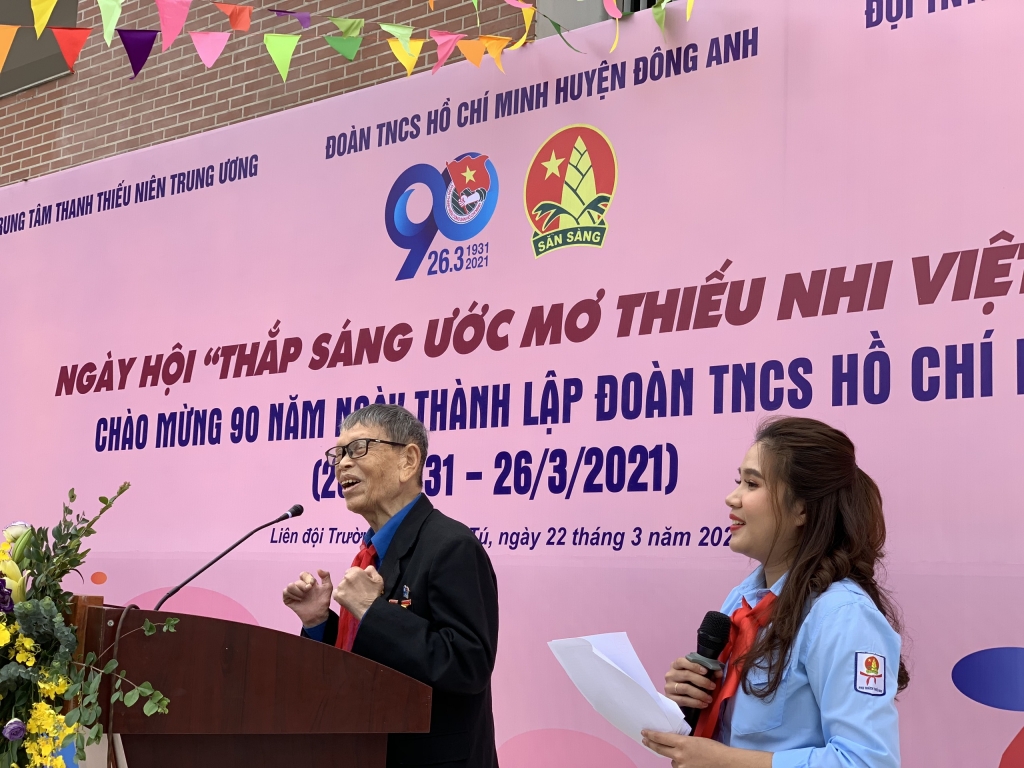Ông Nguyễn Đức Thìn chia sẻ, tiếp sức cho thiếu nhi trong chương trình Ông Nguyễn Đức Thìn chia sẻ, tiếp sức cho thiếu nhi trong chương trình
