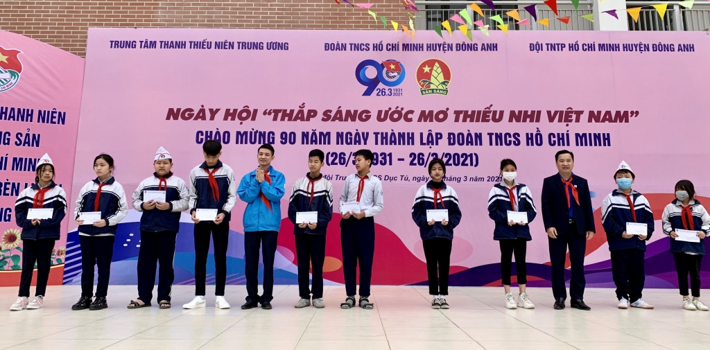Đại biểu chương trình trao học bổng cho các thiếu nhi học giỏi, có hoàn cảnh khó khăn Đại biểu chương trình trao học bổng cho các thiếu nhi học giỏi, có hoàn cảnh khó khăn