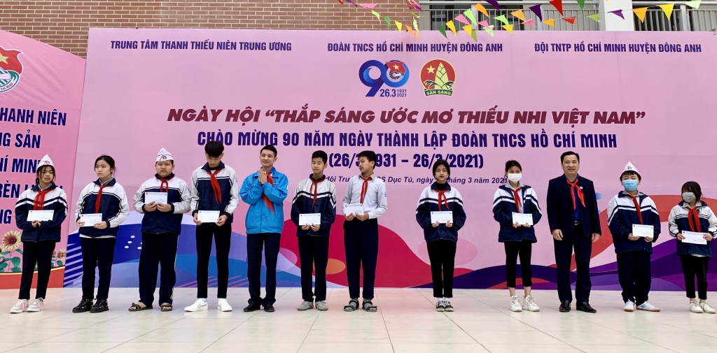 Đại biểu chương trình trao học bổng cho các thiếu nhi học giỏi, có hoàn cảnh khó khăn