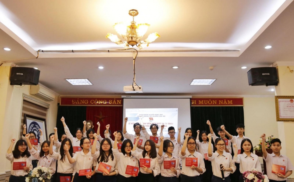 Các em đội viên ưu tú vui mừng trong buổi kết nạp (THCS Nguyễn Công Trứ)