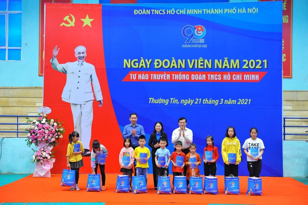 Bí thư Thành đoàn Hà Nội trao quà cho các em thiếu tại Ngày Đoàn viên năm 2021