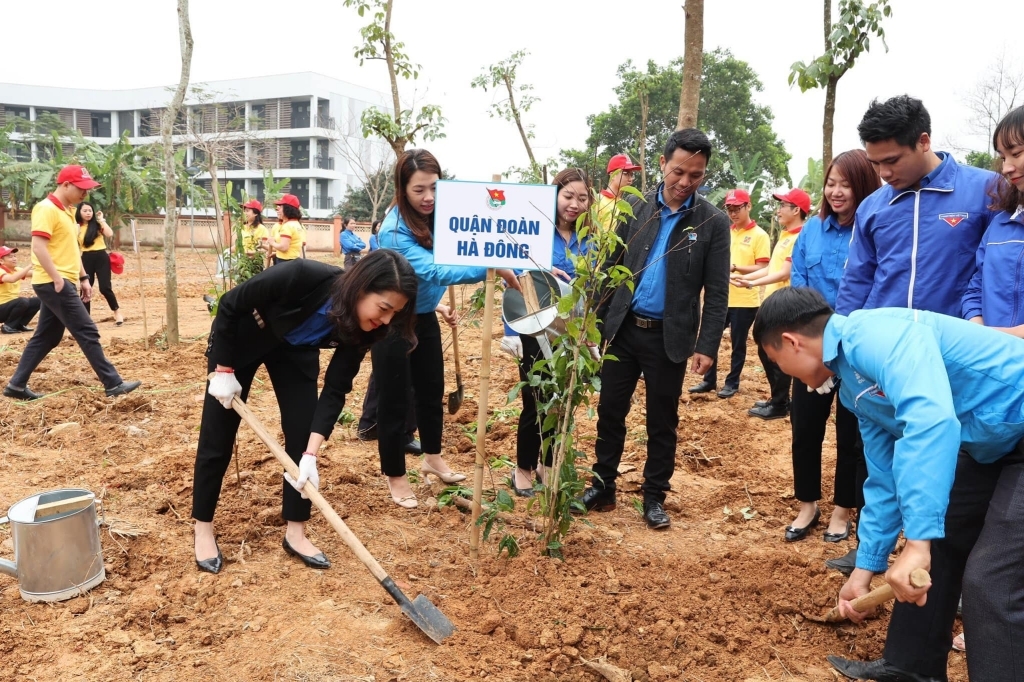 2)	Thời gian qua, tuổi trẻ quận Hà Đông có nhiều hoạt động thiết thực bảo vệ môi trường