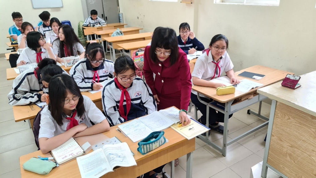 Cô Nguyễn Thị Điệp hướng dẫn bài cho học sinh trong giờ Lịch Sử