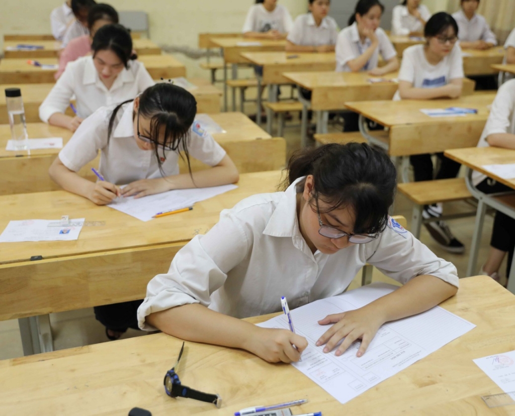 Thí sinh điền thông tin trước khi bước vào thi 
