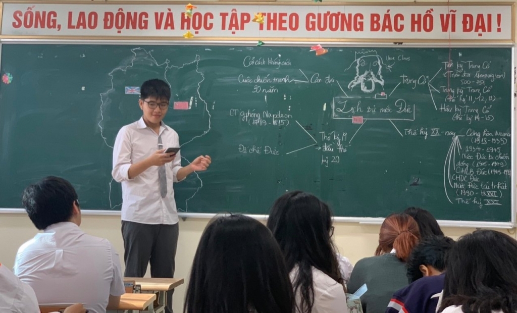 Học sinh của thầy Khuất Duy Dũng thoả sức sáng tạo với sơ đồ tư duy trong giờ Lịch Sử