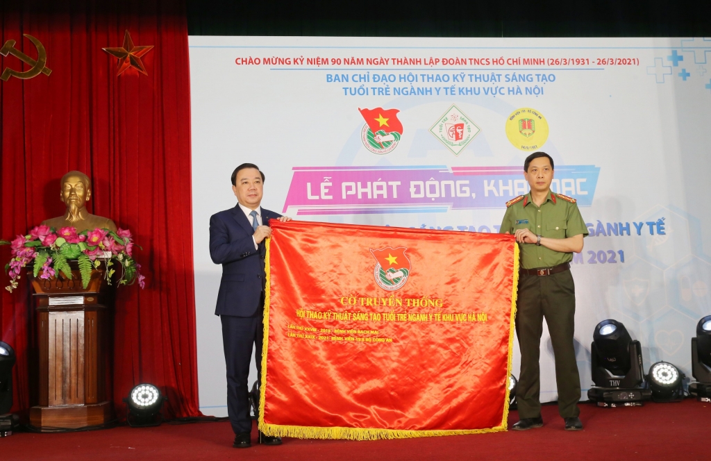 Đồng chí Chử Xuân Dũng, Phó Chủ tịch thành phố Hà Nội trao cờ truyền thống cho đại diện Bệnh viện 19-8 Bộ Công an 