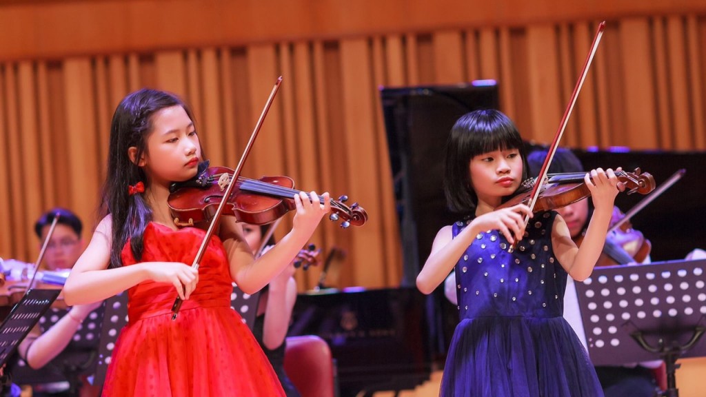 Nguyên Lê (bên phải) biểu diễn trong buổi Hòa nhạc Giáo dục của Dàn nhạc Sun Symphony