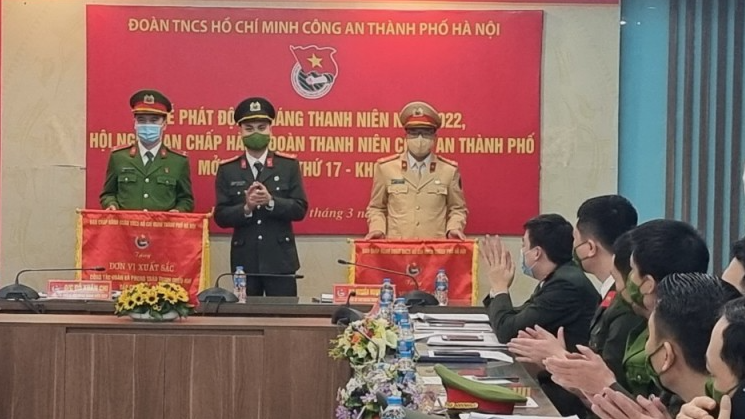 Hai tập thể có thành tích xuất sắc trong công tác Đoàn và phong trào Thanh niên năm 2021 được trao Cờ thi đua của Thành đoàn