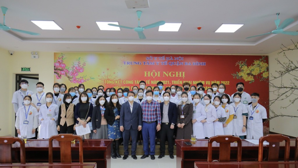Đoàn sinh viên tình nguyện của Học viện Y -Dược học cổ truyền Việt Nam tại quận Ba Đình