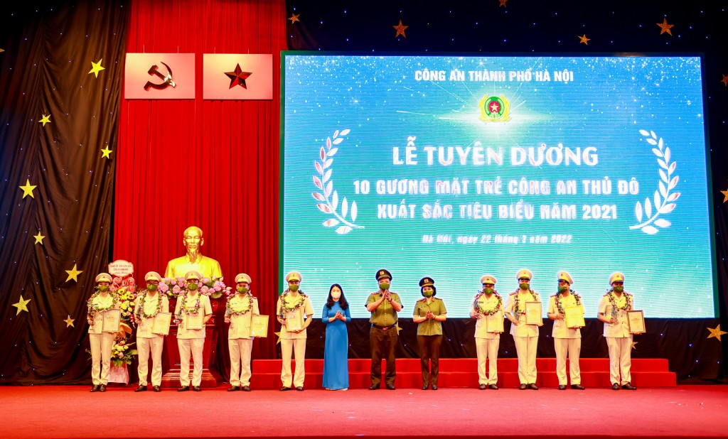 Đồng chí Chu Hồng Minh trao tặng bằng khen cho các chiến sỹ trẻ tiêu biểu