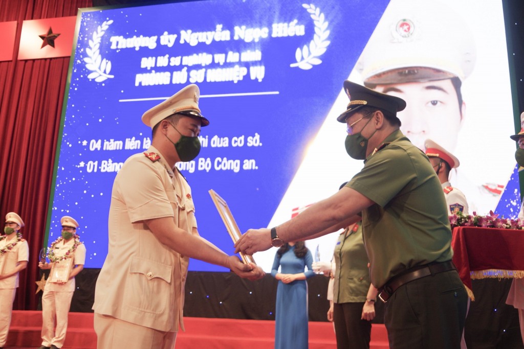 Thiếu tá Bùi Mạnh Hùng, Bí thư đoàn thanh niên Công an thành phố Hà Nội trao tặng bằng khen cho Thượng úy Nguyễn Ngọc Hiếu