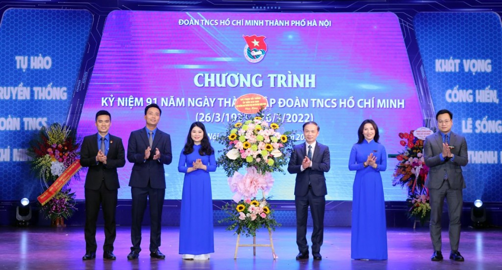 Đồng chí Phạm Tất Thắng - Ủy viên Ban chấp hành Trung ương Đảng, Phó Trưởng ban Thường trực Ban Dân vận Trung ương Đảng tặng hoa chúc mừng Đoàn Thanh niên thành phố