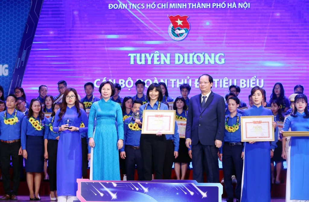 Đồng chí Nguyễn Doãn Toản, Trưởng Ban Dân vận Thành uỷ và đồng chí Bùi Huyền Mai, Uỷ viên Ban Thường vụ Thành uỷ, trưởng Ban Tuyên giáo Thành uỷ Hà Nội tặng bằng khen cho cán bộ Đoàn Thủ đô tiêu biểu