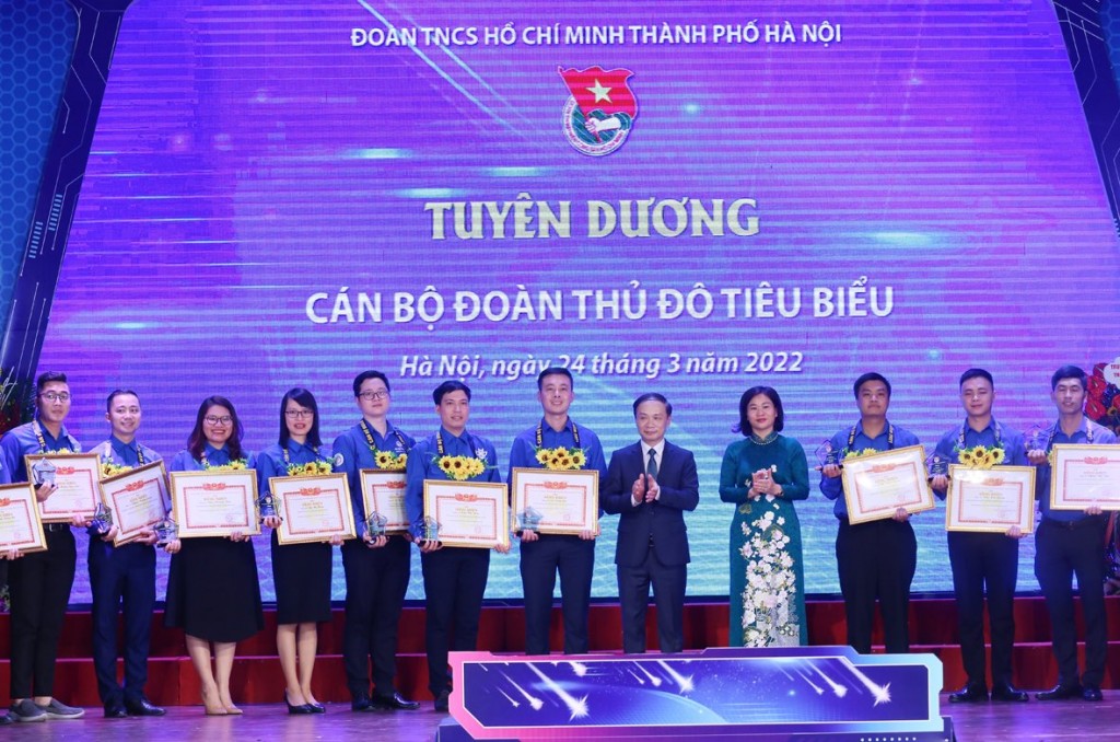 Đồng chí Phạm Tất Thắng, Phó Trưởng ban Thường trực Ban Dân vận Trung ương Đảng và đồng chí Nguyễn Thị Tuyến, Phó Bí thư Thường trực Thành ủy Hà Nội tặng bằng khen cho cán bộ Đoàn Thủ đô tiêu biểu