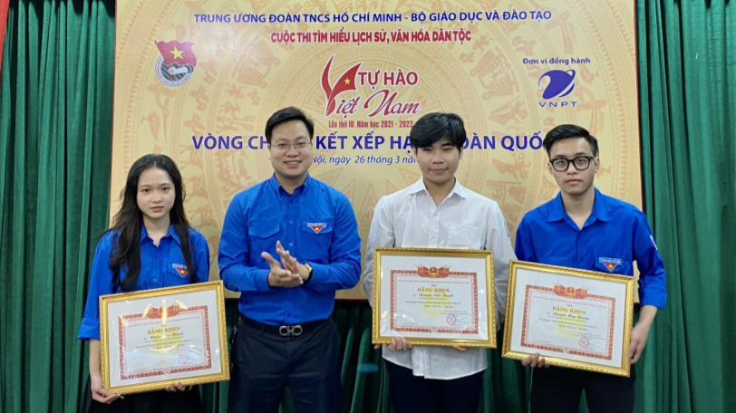 Đồng chí Trần Quang Hưng, Phó Bí thư Thành đoàn trao giải Nhất, Nhì, Ba cấp Thành phố Cuộc thi “Tự hào Việt Nam” và động viên tinh thần với các thí sinh tham gia vòng thi Chung kết xếp hạng toàn quốc