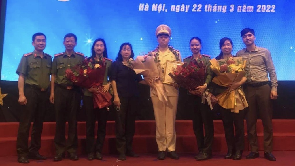 Thượng uý Nguyễn Ngọc Hiếu (ở giữa) là một trong 10 gương mặt trẻ công an Thủ đô xuất sắc tiêu biểu năm 2021