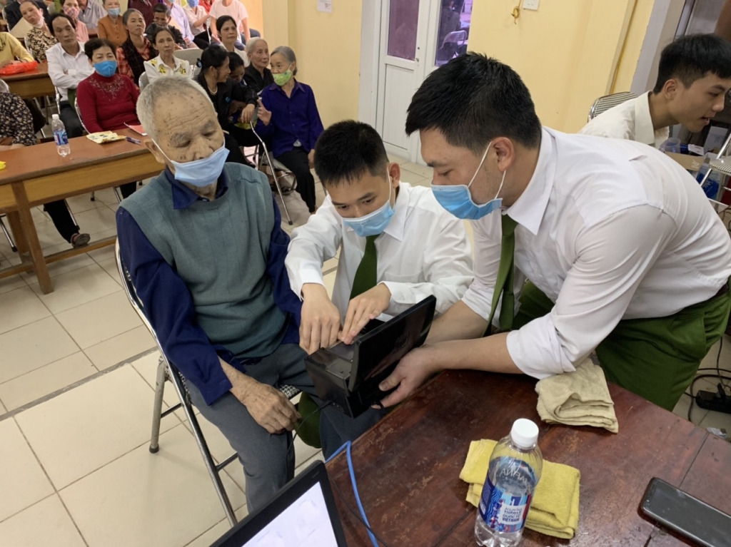 Tuổi trẻ Công an huyện Thanh Trì giúp người già làm thủ cục 
