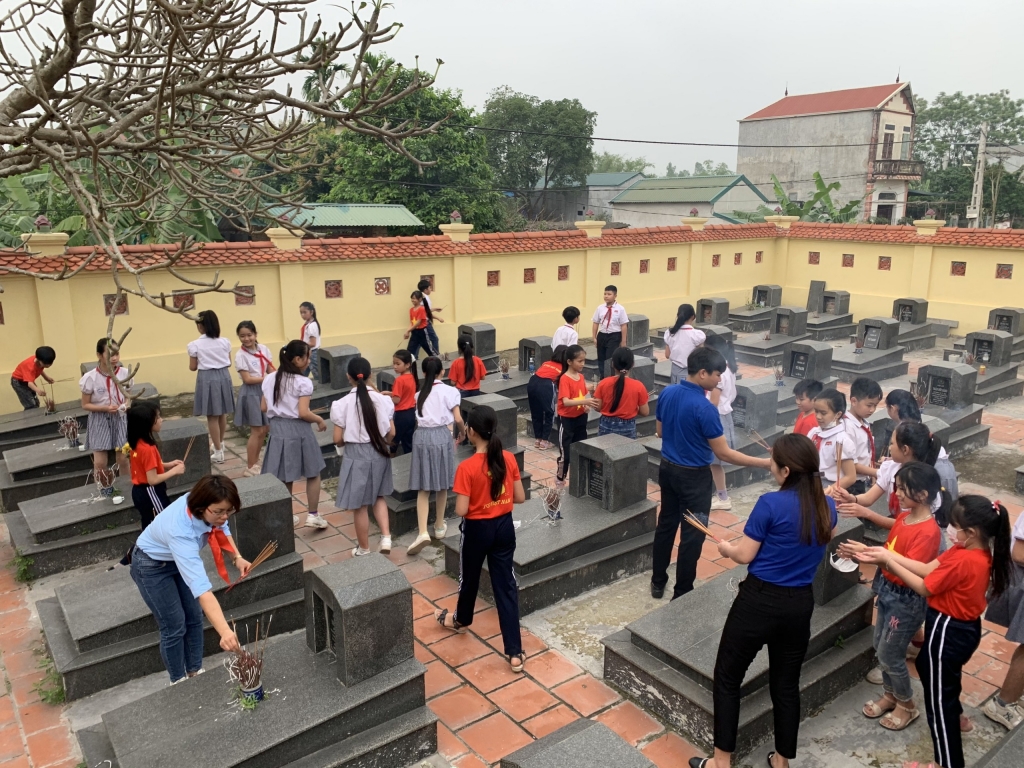 Các học sinh trường TH Hoàng Diệu thăm viếng, dọn dẹp nghĩa trang liệt sỹ