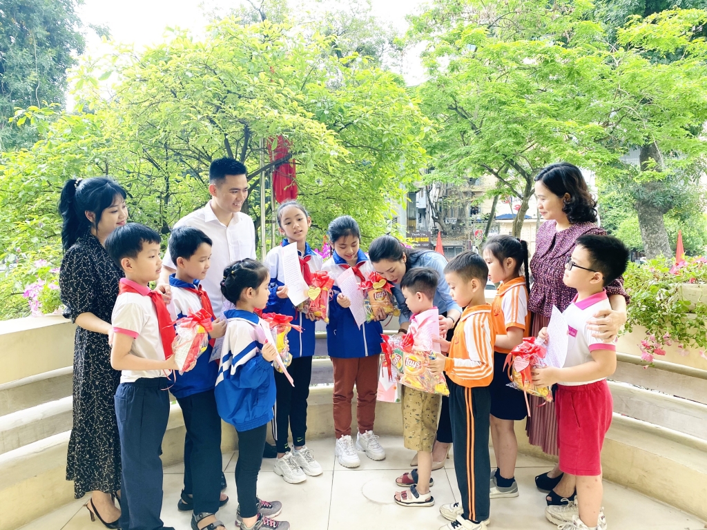 Đ/c Lý Duy Xuân - Phó Bí thư Thành đoàn, Đ/c Bùi Thị Lan Phương - Phó Bí thư Thành đoàn, Phó Chủ tịch Thường trực Hội đồng Đội thành phố Hà Nội Chủ tịch Hội đồng Đội thành phố Hà Nội tiếp nhận quà và tâm thư của đội viên TH Lê Văn Tám gửi các chiến sỹ nơi đảo xa