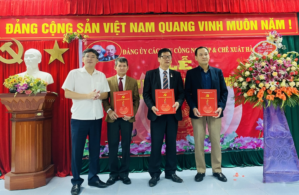 Chú thích ảnh: Bí thư Đảng uỷ các Khu công nghiệp - chế xuất Hà Nội Lê Quang Long trao quyết định thành lập Đảng bộ Khu công nghiệp Quang Minh