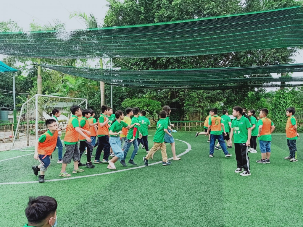 Học sinh tham gia thi đấu bóng đá