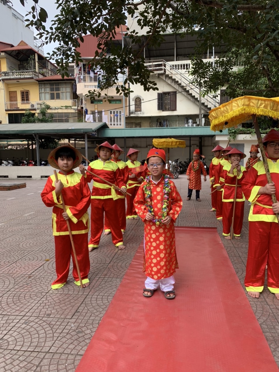 Lễ rước Trạng nguyên được diễn ra long trọng với sự vui mừng, hào hứng của các học sinh